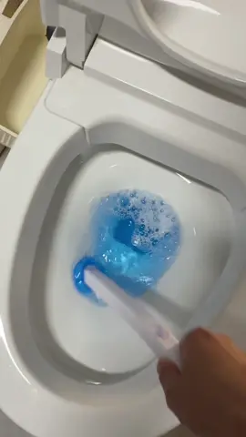 Don't let that smelly and dirty traditional toilet brush into your toilet anymore🤮.#toiletbrush #tiktokshop #bathroomrenovation #cleaninghack #cleaningmadeeasy 
