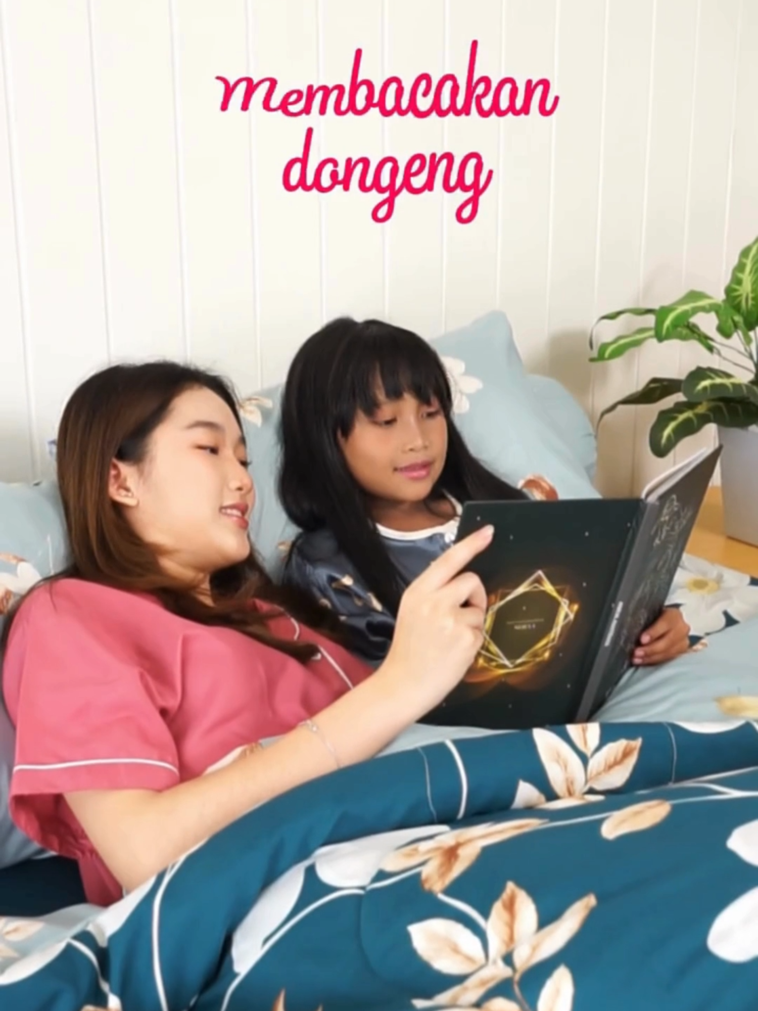 Membacakan dongeng sebelum tidur, bukan sekadar hiburan tapi juga investasi tumbuh kembang si kecil. Lengkapi momen dongeng ini dengan Aloha Sprei Motif Tamima yang lembut, adem, dan nyaman, supaya si kecil bisa terlelap dengan tenang. Si kecil tidur lelap, ayah dan bunda tidur lebih nyeman! #sprei #bedcover #kamar #designkamar #desainkamar #interiorkamar #AlohaMoment  #KamarkuGayaAloha #PakaiAloha #KamarEstetik