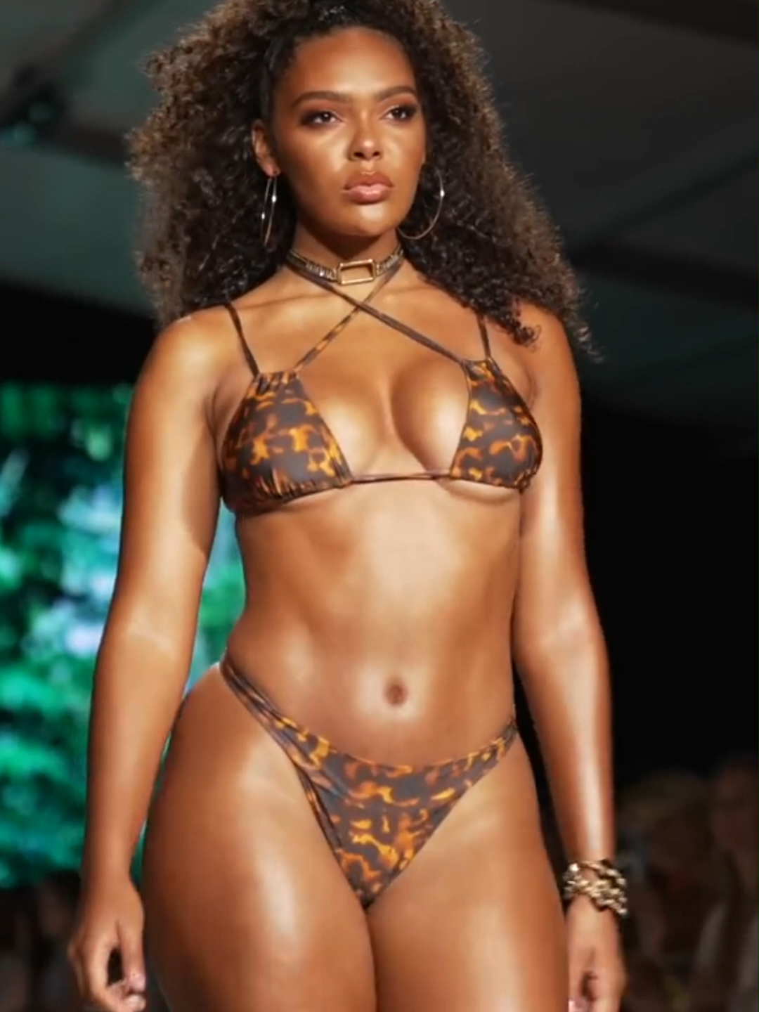 Desfile de moda praia com biquinis brasileiros para arrasar no verão e carnaval