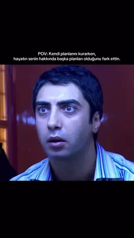 Hayat için yaptığımız planlar bize kontrol hissi verir, fakat beklenmedik olaylar bu kontrolün aslında sınırlı olduğunu gösterir. Bu durum, esnek düşünme becerimizi sınar. Katı planlara bağlı kalmak hayal kırıklığını artırırken, değişime uyum sağlamak psikolojik dayanıklılığın en önemli göstergesidir.  #psikoloji #farkındalık #psikologomerburak #keşfet #keşfetteyizzz 