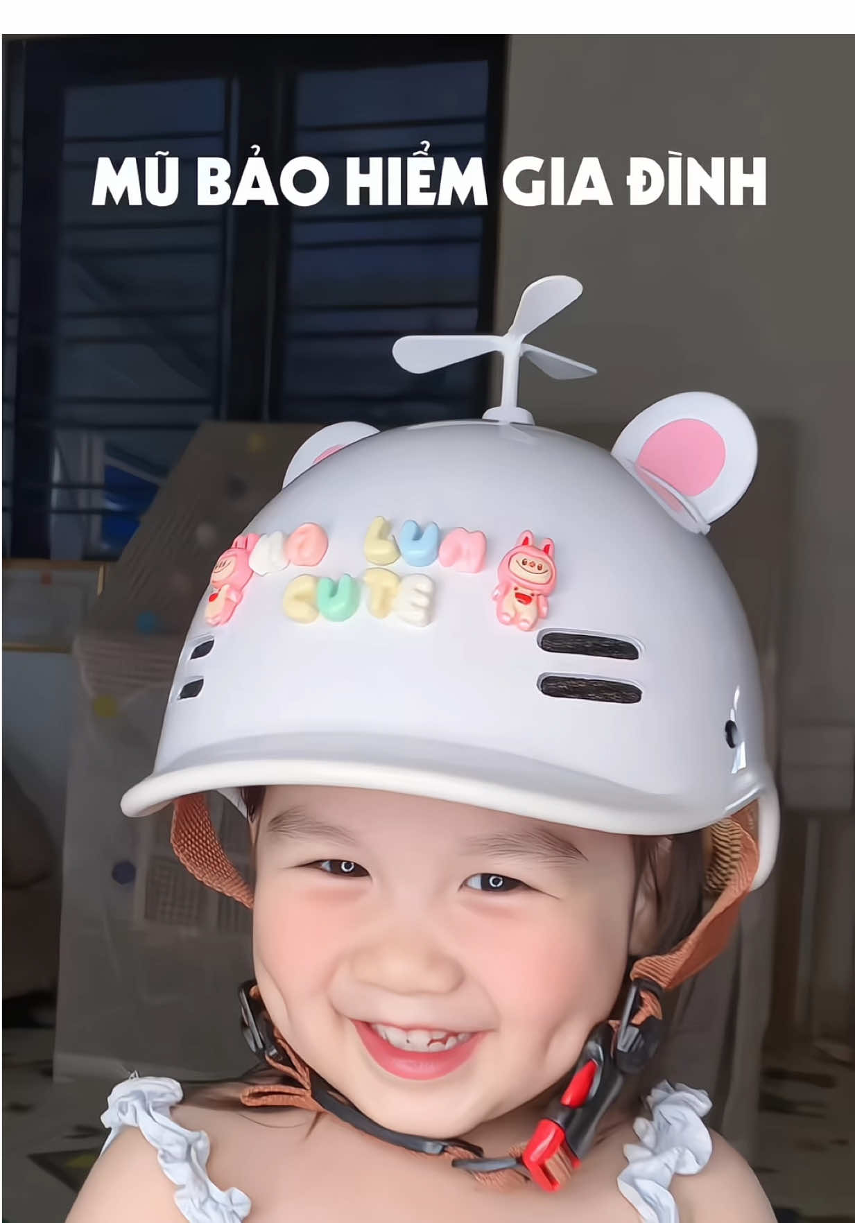 Mũ bảo hiểm có size cho bé từ 1 tuổi và cho cả bố mẹ. Cả nhà cùng đội trông yêu lắm luôn #embemalum #nonbaohiemchobe #mubaohiemchobe #nonbaohiemcaheo #pipon 