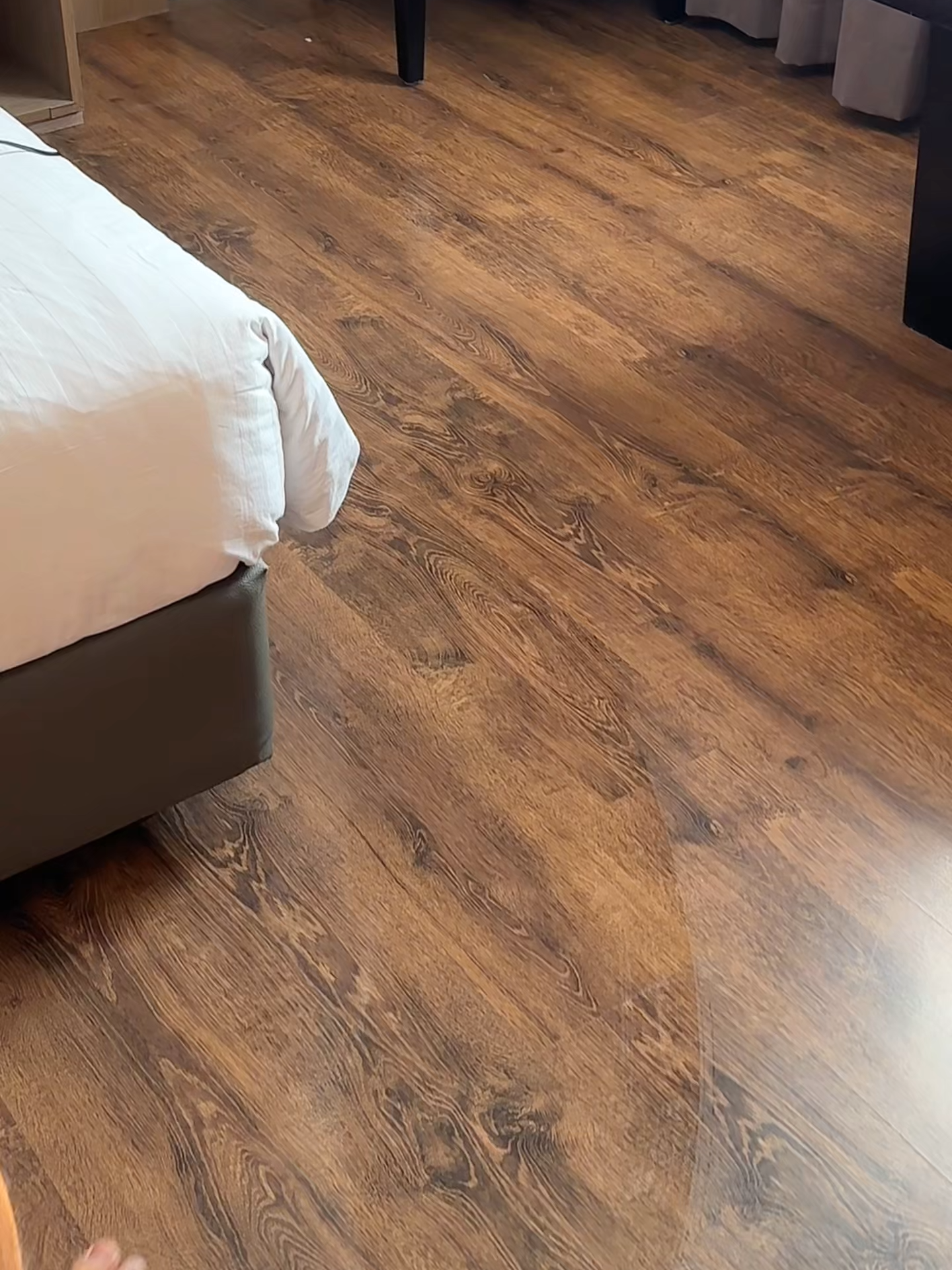 Dulu tiap beres-beres rumah, capek banget sampai mau protes. Sekarang? Ada vacuum pel Han River, nyedot debu dan ngepel sekaligus — capek? Gak boleh ngeluh lagi, bro! 😎💪