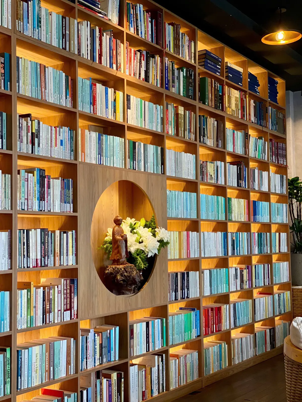 ⸻ “Well living” Ở Nhoàn, chúng mình chọn một slogan giản dị như thế. “Living” – theo định nghĩa Cambridge có ba lớp nghĩa: đang sống, còn hiện hữu, và khoản thu nhập để nuôi sống bản thân. Dù theo cách nào thì tất cả đều xoay quanh một điều: cuộc sống hiện thực, cụ thể, đang diễn ra ngay bây giờ. “Well” – là gốc rễ của “wellness”, chỉ lối sống chủ động tìm đến sự cân bằng toàn diện. Với Nhoàn, “Well living” nghĩa là nuôi dưỡng sự cân bằng ở 9 yếu tố: 	1.	Thể chất – bữa ăn đủ chất, lành mạnh. 	2.	Trí óc – không gian để học hỏi và chiêm nghiệm. 	3.	Linh hồn – sự tĩnh tại trong từng trải nghiệm. 	4.	Cảm xúc – niềm vui và sự ấm áp khi kết nối. 	5.	Xã hội – sự sẻ chia và nâng đỡ lẫn nhau. 	6.	Môi trường – trân trọng và gìn giữ tự nhiên. 	7.	Tài chính – cân bằng giữa giá trị và chi phí. 	8.	Công việc – nơi ai cũng thấy hướng đi rõ ràng. 	9.	Kiến thức – sự tích lũy để trưởng thành bền vững. Từ triết lý ấy, Nhoàn kiến tạo nhiều không gian: 🌱 Khoảng sân vườn xanh – đón nắng, gió, mưa, để con người gần lại với thiên nhiên. 📚 Góc ấm cúng với kệ sách lớn – nơi mỗi lữ khách có thể học tập, nghiên cứu, kết nối với mục tiêu cá nhân. 🥗 Thực đơn chay dưỡng sinh – cung cấp dinh dưỡng rõ ràng, tính toán calo khoa học, chế biến kỳ công, nêm duy nhất bằng muối i-ốt và muối giảm natri. ✨ Hương thơm và ánh sáng – được phối hợp chủ đích: khử mùi, thư giãn, giảm căng thẳng, mang lại sự ấm cúng; ánh sáng ba tầng (trang trí – chính – phụ) tạo nên nhịp điệu tinh tế. 🎨 Đồ trang trí độc bản – thủ công, tự nhiên, mang thiền ý và tinh thần sáng tạo. Sự cân bằng cũng thể hiện trong mức giá hợp lý, để bất kỳ ai đến cũng cảm thấy thoải mái. Nhoàn còn tài trợ miễn phí không gian và thức uống cho các hoạt động duy mỹ như yoga, thiền ca, thêu tay, hội họa, nấu ăn, phối hương… Đồng phục nhân viên và các sản phẩm ly tách sứ sắp tới của Nhoàn sẽ được làm nên bởi những đôi tay khiếm khuyết – để mỗi sản phẩm đều chứa đựng một câu chuyện nhân văn. Và quan trọng hơn, mỗi thành viên trong tập thể Nhoàn đều có bức tranh rõ ràng về tài chính, chiến lược, con đường nghề nghiệp – để cùng nhau nuôi dưỡng Nhoàn và nuôi dưỡng chính mình. ⸻ “Well living” – một đời sống cân bằng và đẹp đẽ, bắt đầu từ những điều bình dị. 𝑁ℎ𝑜𝑎̀𝑛 𝐶𝑎𝑓𝑒 & 𝑉𝑒𝑔𝑒𝑡𝑎𝑟𝑖𝑎𝑛 𝑅𝑒𝑠𝑡𝑎𝑢𝑟𝑎𝑛𝑡 𝐎𝐩𝐞𝐧𝐢𝐧𝐠 𝐇𝐨𝐮𝐫𝐬: 10:00 - 22:00 (Tue - Sun) 𝐀𝐝𝐝𝐫𝐞𝐬𝐬:  4 Đặng Tiến Đông, phường An Phú, Quận 2, TP.HCM 182 Điện Biên Phủ, Phường Võ Thị Sáu, Quận 3