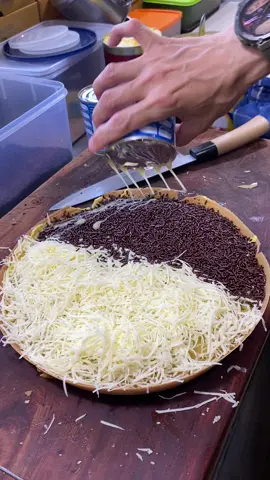Martabak Manis Keju Coklat, toping melimpah cuma 50k.. tersedia di gofood dan grabfood #martabakpremium #martabakmanis #kulinerbekasi #makananbekasi  