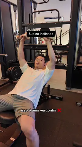 Supino inclinado com halteres passo a passo ✅  Como fazer supino inclinado com halteres corretamente ✅: ✅ banco entre 45° e 30° ✅ cotovelos embaixo de mãos  ✅ cotovelos abaixo da horizontal ✅ ombros enrolados  pra trás  Não cometa esses erros ❌  ❌ arquear demais as costas ❌ colapsar os ombros ❌ cotovelos pontudos para fora