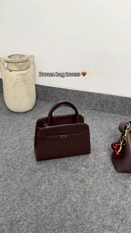 Brown bag lovers 🤎 #taswanita #tasselempangwanita #slingbag 