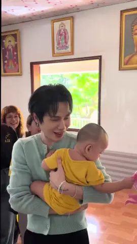 Mới đầu sợ nhỏ khóc bồng được một xíu hỏi “Đi nhà chú chơi không?” 🥲🥲🌻🌻 #JackJ97 #J97 #tieubaodilac #fyp #fypシ゚ 