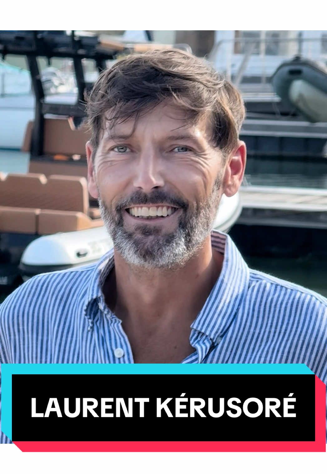 Et comme toujours, Laurent Kerusoré alias Thomas Marci dans Plus Belle La Vie, Encore Plus Belle n’a pas fait les choses à moitié ! Sur le port de La Rochelle, il a pris les commandes de l’animation : à coups de vannes bien senties pour les photographes et de pitreries à gogo, il a transformé la séance shooting en véritable show 😂  Résultat, des fans ravis et des flashs… qui ont suivi le rythme 📸💛 © Coralie BOOM COEUR • • #laurentkerusore #thomasmarci #plusbellelavie #pblv #seriefrancaise                        