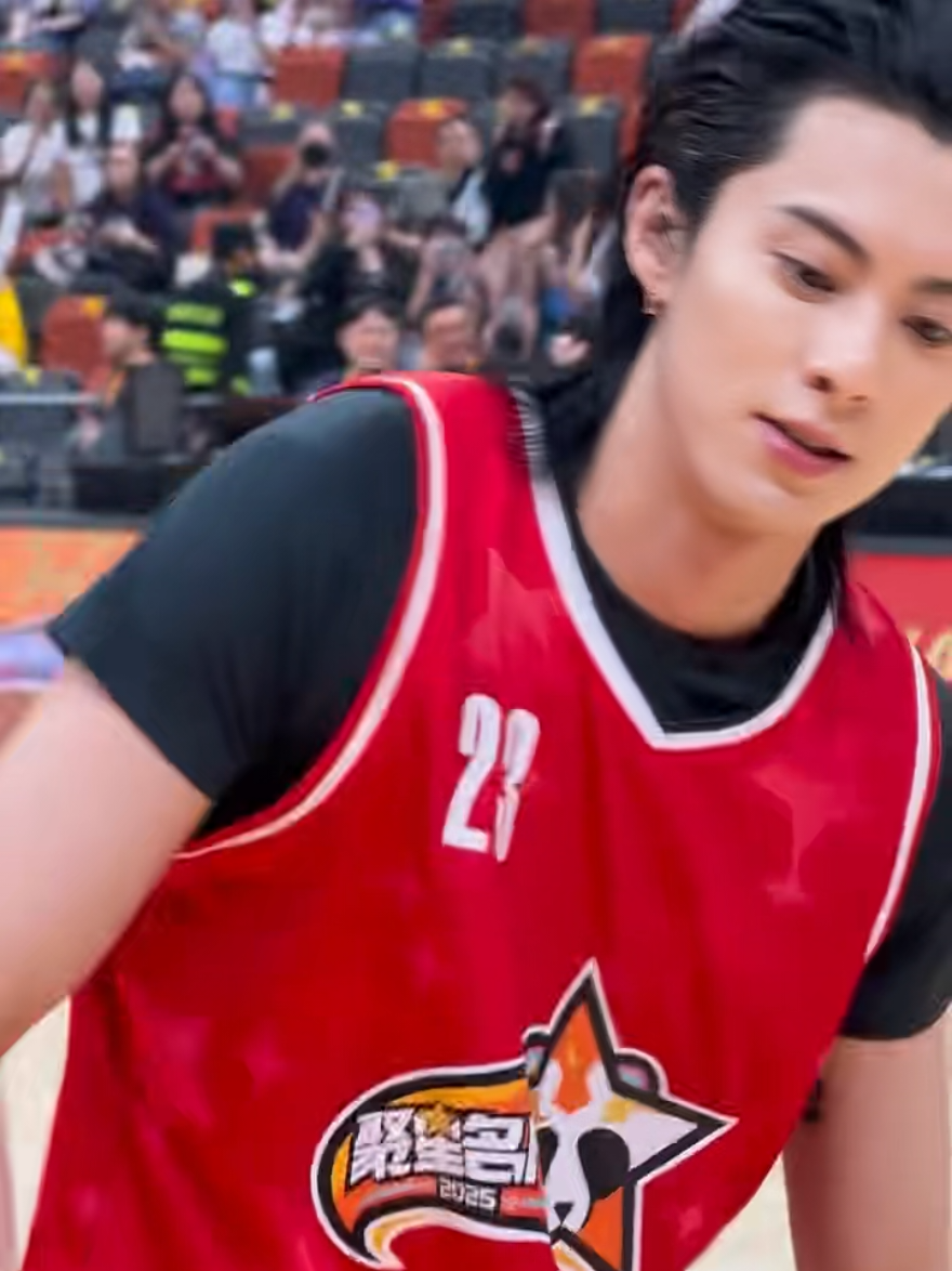 ความสุขของคูมดีแลนคือการได้เล่นบาส 🏀 เล่นไปยิ้มไป คนดูใจละลายคร้าาาา #2025JuxingCelebrityGame  #หวังเฮ่อตี้ #王鹤棣 #DylanWang #WangHedi