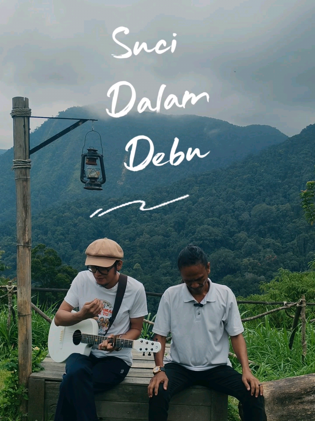 Alang2 dah jamming takkan selagu jew!!? Kita payung lagi satu lagu legend dengan abg @ayiealiofficial kat @portlepakjerung @kopiatasbukit ... gitar?? mcm biasa dah effect siap dari Natasha... nak try?? Terus ke @guitarlicious.my memang bestt wehh #guitarlicousmy #kopiatasbukit #sucidalamdebu #ayieleon #natashaguitar 