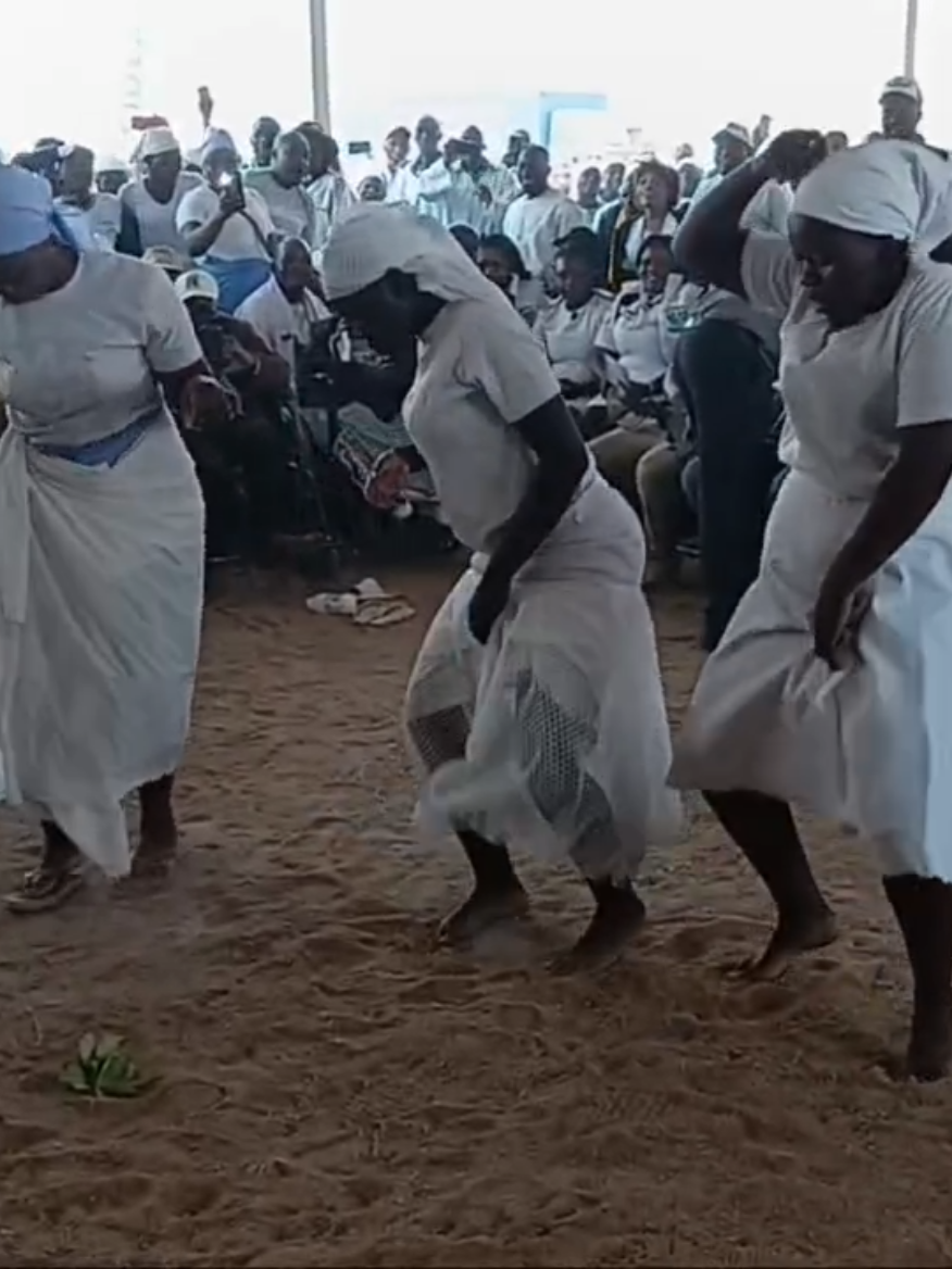“Zviya zvekuti handitambi museve ndirimupositori…” Macheso anenge asati arwidza paya🤣🤣🤣🤣. Members of Mapositori4ED broke into dance to Chesology yesterday at Kutama Day High School in Zvimba , where thousands gathered for the historic launch and distribution of the Mashonaland West Presidential Empowerment Revolving Fund.
