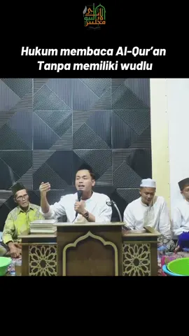 Di perbolehkan membaca al-Quran tanpa memiliki wudlu kecuali orang2 yang di haramkan membaca Al-Quran sprti orang haid dll., akan tetapi lebih baik memiliki wudlu.  #jamaahbodol #rutinanjamaahbodol #hukummembacaalquran #alirtsinnabawi #viralvideo 