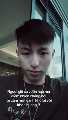 Người giữ cả vườn hoa mà điềm nhiên chẳng nói Kẻ cầm một cành khô lại vội khoe hương…!