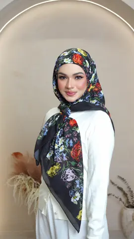 Nak try styling code Amora from Florence Collection ni? Jom ikut tutorial ni. Simple je! 🤍 Checkout kat beg kuning cepat cepat ✨ #shawlpublika #newtudung #bawalprinted #foryou #fyp 