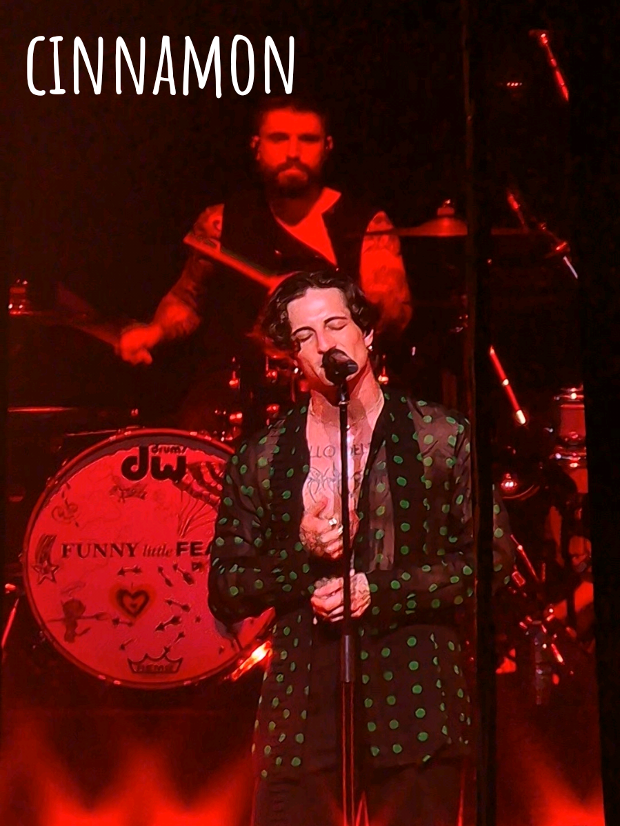 Like Cinnamon 💫 Paris- 26.09.25 #DamianoDavid #Damiano #FunnyLittleFearsWorldTour #Cinnamon #Paris  @Damiano David 