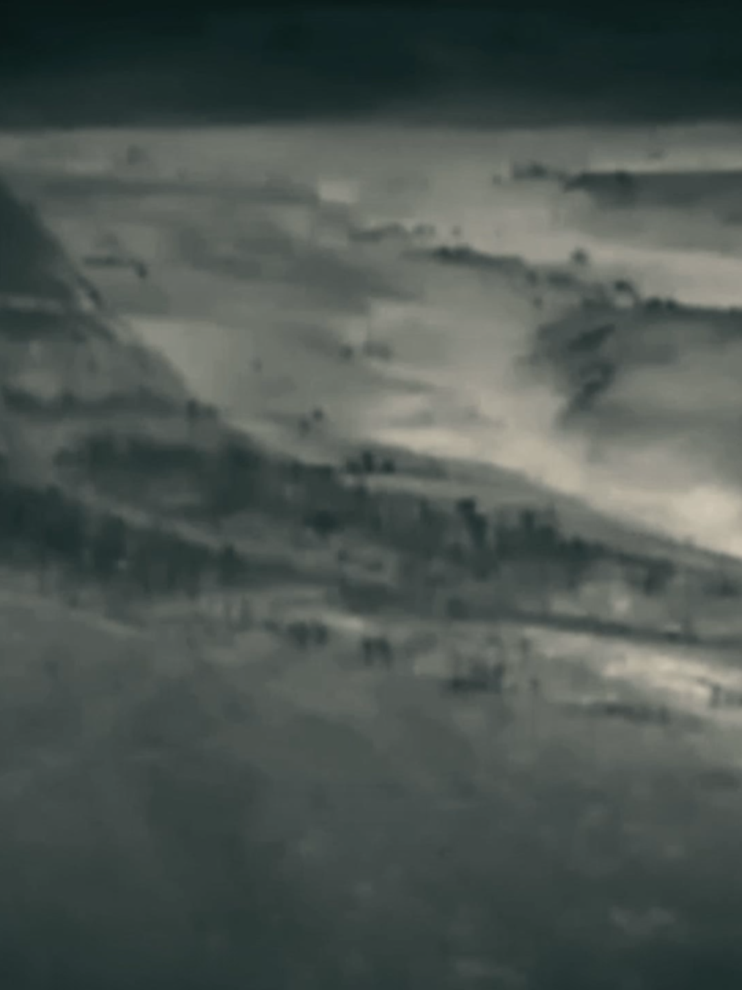 У розпал осені 2025 року на берегах Клебан-Бикського водосховища у Донецькій області розгортається одна з найтрагічніших сторінок сучасної війни. 12-та бригада спеціального призначення «Азов», символ незламного опору, опинилася в повній блокаді. Те, що починалося як оперативне оточення в серпні, перетворилося на смертельну пастку: фланги затиснуті російськими підрозділами «Південного» угруповання військ, а з тилу — неприступна водна перешкода, що не дозволяє ні відступити, ні перегрупуватися. З початкових 800 бійців у живих залишилося ледь вісімдесят. З 23 серпня розпочалася операція з ліквідації котла, і до кінця вересня основна частина угруповання була знищена. Бійці «Азову» чіпляються за останні опорні пункти. Немає евакуації, немає ротації — лише відлуння пострілів над водою.#україна #зсу #12бригадаспеціальногопризначеннянгу #оточення #водосховище #злочин