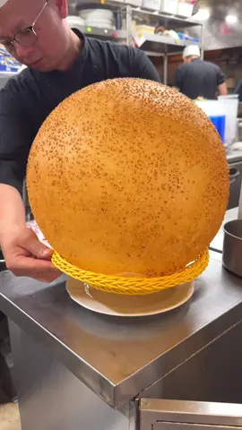 直径40cmオーバーの顔より大きい超特大ゴマ団子 店名：麻辣大学 最寄り駅：上野駅（東京） 油の温度や回す速さを少しでも誤ると膨らまないというまさに職人技で仕上げられる胡麻団子！カリッとした香ばしい衣と広がるゴマの風味がたまらない一品です。 外側はパリパリに膨らみ中は空洞になっていてその中心にちょこんと小さなお餅が入っている独特のスタイル。まるで「元気玉」のようにぷくっと大きく膨らみサイズもかなりビッグなのでシェアして食べるのがおすすめ！香ばしさと軽やかな食感で食べるたびに笑顔になれるボリューム満点のおやつです！ 巨大ゴマ団子は1800円 四川料理が楽しめるから辛いの好きな人には超オススメ！！ 住所：東京都台東区上野2-14-31 レイクサイドビル 7F 最寄り駅：上野駅から徒歩3分 営業時間：11時から15時 17時から22時 定休日：不定休 #東京グルメ #tokyo #japanesefood Giant 40cm Sesame Ball in Tokyo You Have to See! At Mala University in Ueno, Tokyo, you can try a sesame ball bigger than your face (40cm+). Crispy outside, hollow inside with a tiny mochi in the center. Perfect for sharing. Price: 1800 yen. Plus, enjoy authentic Sichuan dishes if you love spicy food. #TokyoEats #TokyoFood 