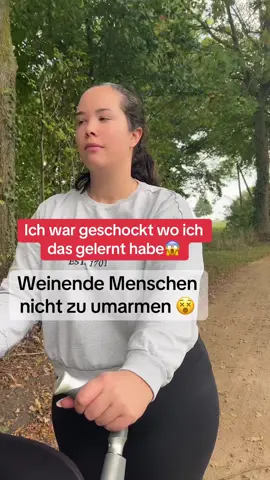 😳 Ich konnte es kaum glauben, als ich das gehört habe: Man sollte weinende Menschen nicht sofort umarmen! Klingt verrückt, oder? 🤯 Aber wenn man darüber nachdenkt, ergibt es Sinn. Nicht jeder braucht direkt Nähe – manchmal braucht man zuerst Freiheit, um zu fühlen. 💔 👉 Würdest du trotzdem umarmen oder erstmal warten? #AhaMoment #Mindset #MamaAlltag #realtalk #motivation 