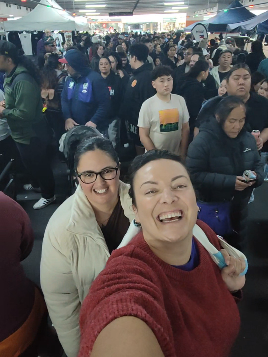 QUEENSGATE NIGHT MARKET REVIEW Tonight, Chloe and I went to check out the very first, @queensgatenightmarket. @Virtualbdm.co.nz👩🏽‍💻🇳🇿  Straight up, I knew it wasn't going to plan when I got there at 4:45, and food trucks were still trying to get IN the venue. Traffic was chaos and I really felt for them, as it was supposed to start at 5:30.  I also noticed, and there's always someone, people had parked in the NO PARKING zones! There was clear signage to say 
