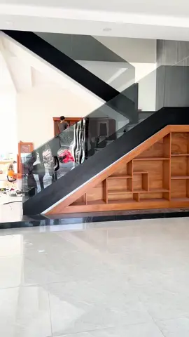 Cầu Thang Máng Nhôm Cover Màu Đen Xước Sử Dụng Kính Xám Khói#cauthang #cauthangkinh #cauthangcover#mangnhomcover #owinbinhphuoc @Ngọc thúy @Trọng phát 995  @Việt window-Cửa nhôm xingfa BP 