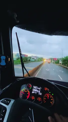 Nghe nói ngoài Bắc đang bão hả mọi người! Để mình ra đó 