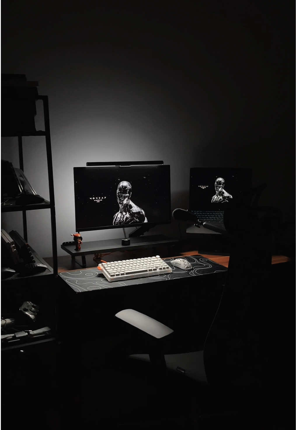 black white setup = no counter 😏 — #techtok #setup #setuplaptop #setupgaming #desksetup