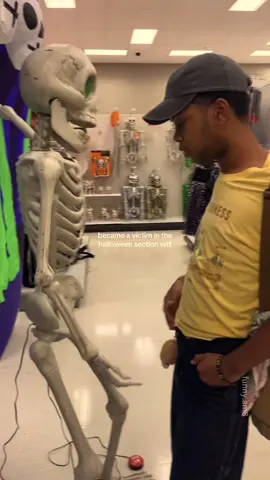 Walking into the funniest halloween store ever 🤣🎃 #spirithalloween #halloween #scareprank #usa #sceream