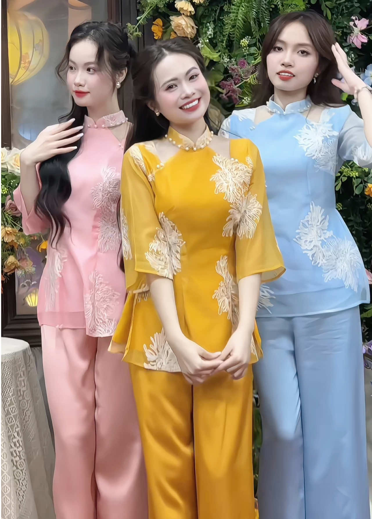 Dô xem live nhà em đi mấy chị ơi, áo dài bà ba có đủ hết luôn á