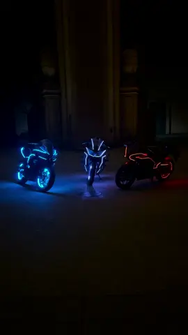 Colors and Clarity . . Join The Uprising. Join the Grid Runnerz . @Tronsaki @Grid Runnerz  . #gridrunnerz #motorcycle #uprising #tron #lights 