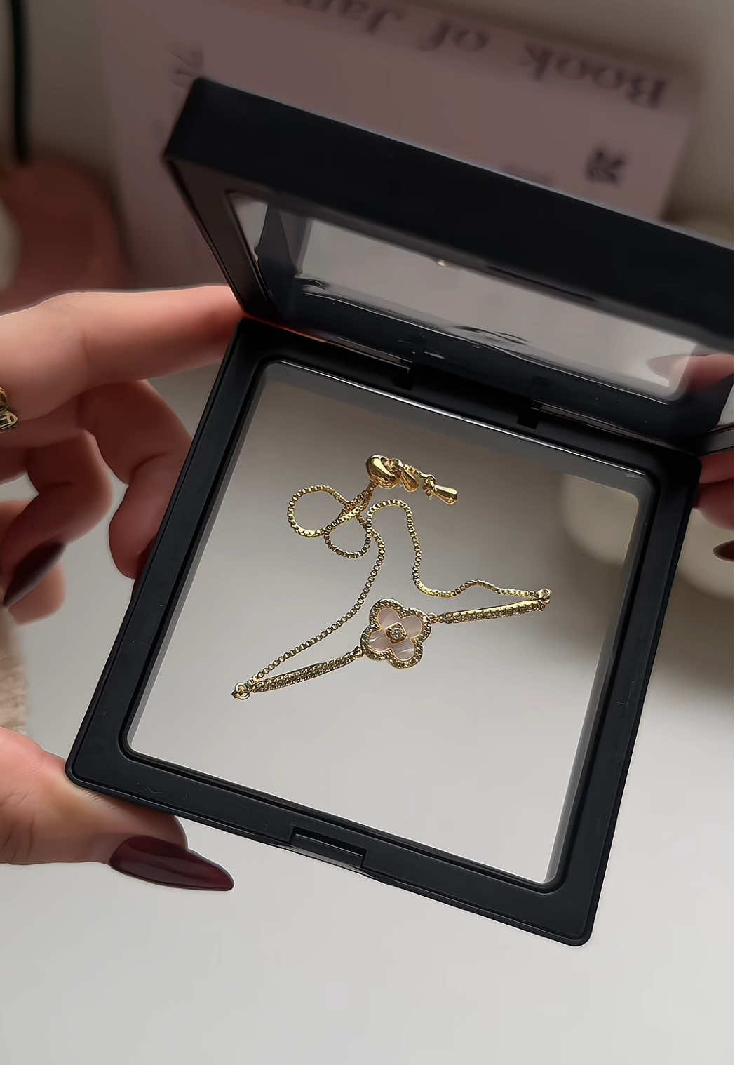 this non-tarnish clover bracelet is the cutest gift for your gf! #bracelet #nontarnish #cloverbracelet #coupletok #giftideas 