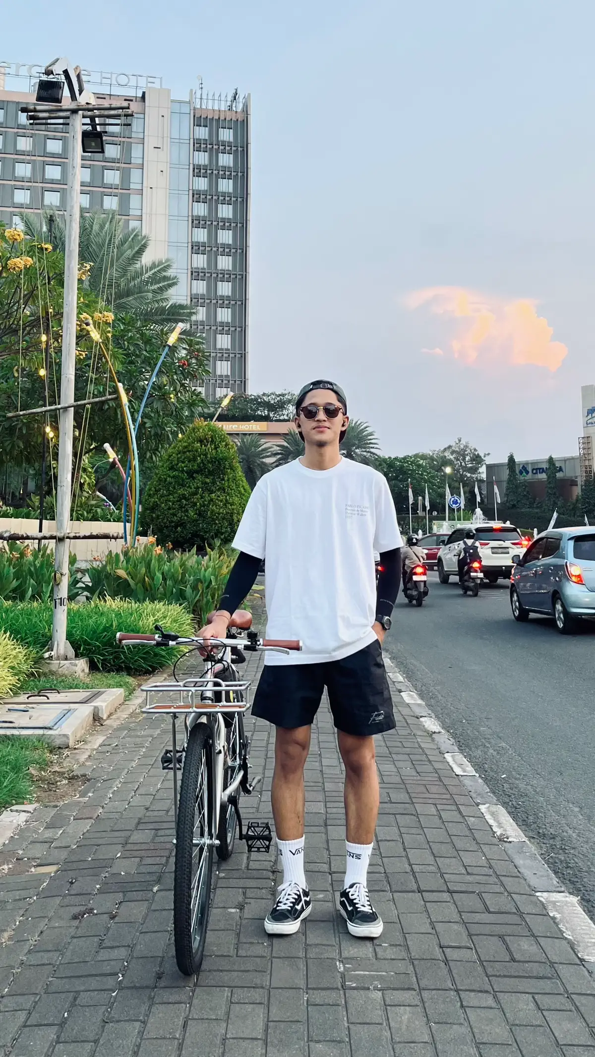 Enaknya pake commuter bike tuh tujuannya cuma goes santai, bisa ber ekspresi dgn cara berfashion, ngutamain gaya dibanding goes, ada jajanan menarik kita mampir, yu ramein.. kalcerrrr aja s 🤙🏻😂 #commuterbike #federal #goes #kalcer #everydaybike