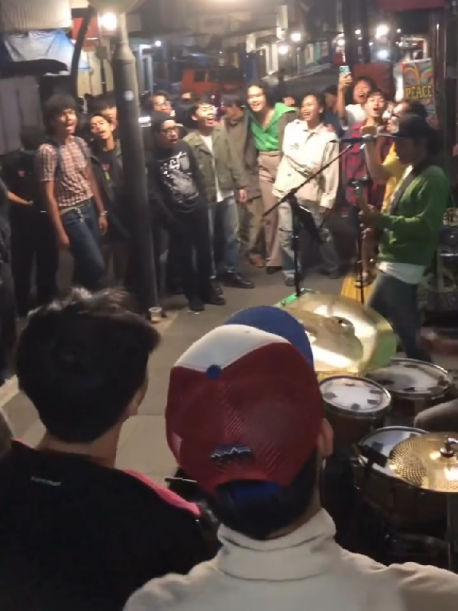 Hey Jude Jamming Session mengakhiri pertunjukan music on the street semalam, terimakasih utk yg sudah hadir & memberikan support, see u next week 🙌🏻🔥 #wheelsontherail #musiconthestreet  #sukabumi #music #thebeatles 