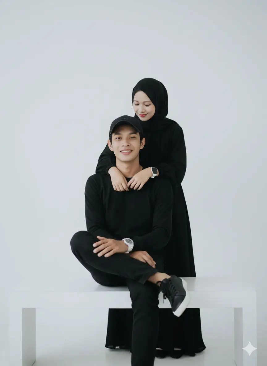 ᴄᴏʙᴀɪɴ sᴀᴍᴀ ᴘᴀsᴀɴɢᴀɴ ᴋᴀʟɪᴀɴ ᴄᴀʀᴀ ᴇᴅɪᴛ ᴘᴏᴛᴏ ᴋᴀʏᴀ ɢɪɴɪ 1.buka google 2.search gemini ai 3.pilih logo foto klik tanda 4.masukan foto yg ingin di edit 5.lalu masukan teks ini : Gambarkan sepasang pasangan muda Asia Tenggara yang berpose romantis dan stylish di sebuah studio minimalis. Pria duduk santai di bangku putih, mengenakan outfit serba hitam: kemeja lengan panjang, celana panjang hitam, topi hitam, sepatu hitam, dan jam tangan putih. Posisi duduknya santai, kaki menyilang dan lengan bertumpu pada lutut, dengan ekspresi wajah tersenyum hangat. Wanita berdiri di belakangnya sambil memeluk leher pria dengan kedua tangan, mengenakan gamis hitam panjang dan hijab hitam. la tersenyum manis sambil menatap pria tersebut Ralau ineddp prie dengan penuh kasih. Keduanya memakai jam tangan elegan. Latar belakang putih polos dengan pencahayaan alami soft yang menyebar rata, menciptakan kesan clean, estetik, dan harmonis. Komposisi potret gaya editorial 3:4 dengan nuansa modern minimalis monokrom. #fyp #viral #faceswap  #gemini  #rembang24jam 