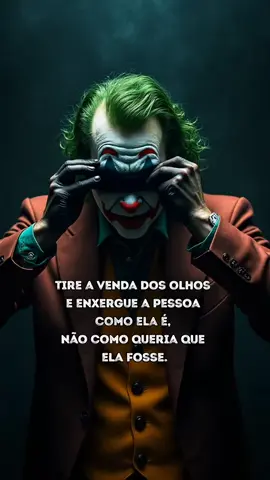 Ilusão é confortável, mas é traiçoeira. A venda que você coloca nos olhos não muda a essência de ninguém… só adia a dor de enxergar a verdade. E quando finalmente tira essa venda, percebe que não era amor, nem amizade, nem lealdade… era apenas a sua vontade de acreditar. O choque é duro, mas libertador. Porque a partir dali, você enxerga não quem queria… mas quem realmente está diante de você. #joker #reflexão #ReflexãoDoDia #Foryou #coringa 