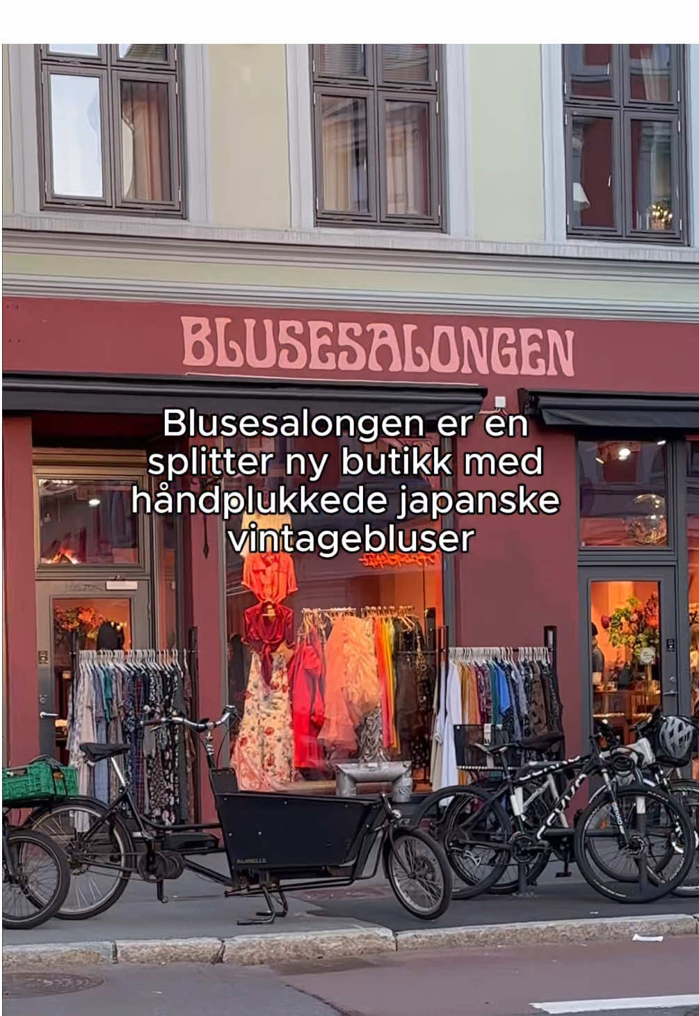 Dette er @blusesalongen og vi var invitert på åpningen 👚🥳 Butikken fokuserer på håndplukkede japanske vintage bluser.  Hva synes du?  Følg @tadetmedhjem for flere videoer om butikker, åpninger og fine ting du kan ta med hjem 💜 #tadetmedhjem #oslo #blusesalongen #klær