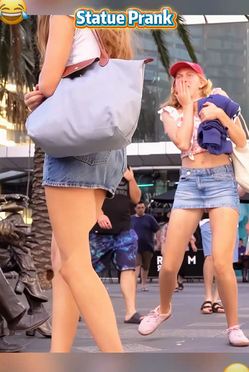 Statue prank🤣🤣 #scaryprank #funnyvideo #bushmanprank #usa #funnyprank 