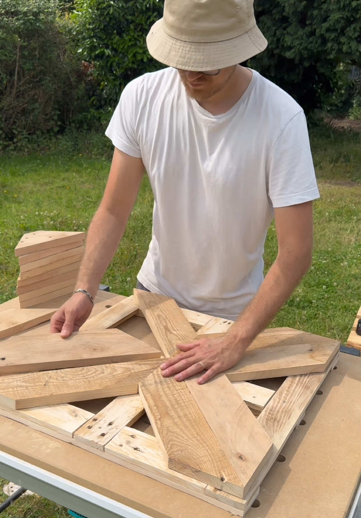 Table basse à chevrons réalisée avec du bois de palette ♻️🪚 Pour recevoir toutes les mesures pour la reproduire, commente « croquis » ✍️  Asmr Craft Wood project by TILLYlab #asmr #craft #DIY #woodartwork #tablebasse 