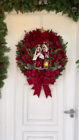 ✨O Natal começa na porta de casa! 🎄❤️ Uma guirlanda cheia de significado, com a Sagrada Família no centro para lembrar o verdadeiro espírito natalino. ✨🙏 #natal #natal2025 #guirlanda #sagradafamilia #fyp 