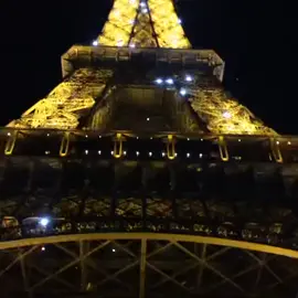 الروح تحيا به والانفاس عطره يظاهي روز باريس و اعيان من نظره نعاس بهداب تحضيها حراري