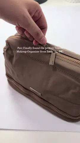 Meet The Dopp Makeup Organizer From Bash Manila! I love how spacious this organizer is — with multiple compartments for all your makeup and a separate section just for your brushes. Everything stays neat, organized, and easy to find! #makeupbag #travelorganizer #makeuporganizer #organizer #bashmanila 