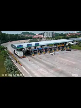 *Nahas kenderaan di Plaza Tol Bukit Kajang yg melibatkan staff JKR Selangor (Caw Kej Mekanikal)*  Tarikh Kejadian : 27 Sept 2025 Masa Kejadian ; Anggaran 11 pagi Pegawai Yang Terlibat : 1. ALIQ NAZUA BIN MUHAMMAD MUSALAL 35 thn (Pembantu Kemahiran H1)  staff negeri 2. MOHD HAFIZI BIN ANUAR 47 thn (Pembantu Kemahiran H2) staff negeri Laporan Kejadian ; 1. Nahas melibatkan kenderaan jabatan dirempuh Lori di laluan tol yg disyaki masalah brek 2. Pegawai dalam tugasan kerja Senggara Penjara Kajang 3. Hafizi & Aliq sedang dirawat di Hospital Kajang  *JKR Selangor* 27 September 2025 (2 ptg)