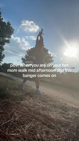 am i too old to be here🤩 #funnyvideos #tatemcrae #itsokimok #fyp #momsover30 @tate mcrae 