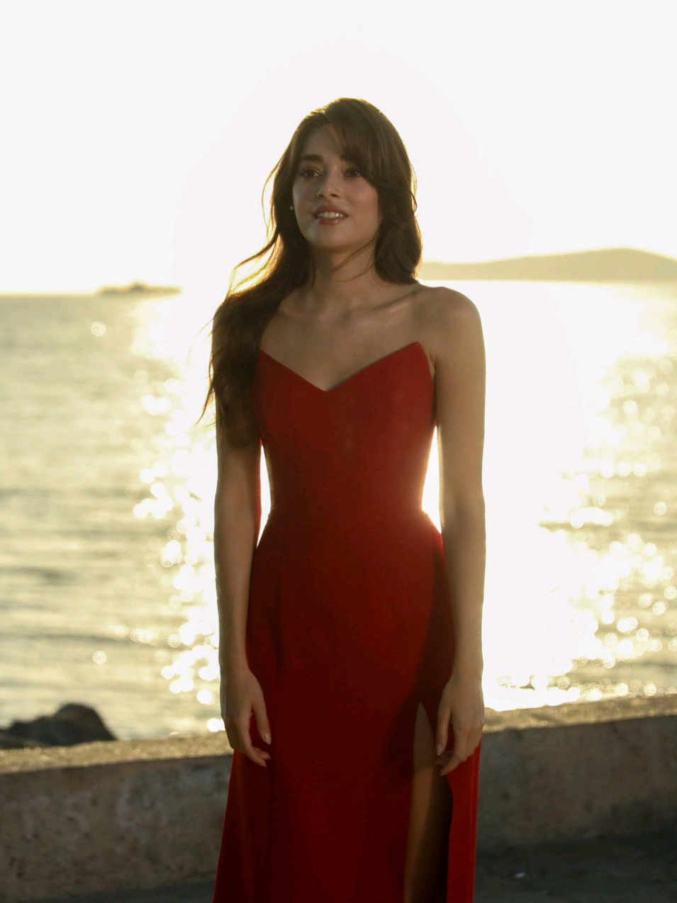 The mind forgets, the heart never does 💌🌹🔥❤️🎬🧿 She doesn’t remember him, he doesn’t know her. But he remembers the way Azra twirls her hair around her finger THATS SCREAMING SOULMATE 🤗🔥🌹 they will fall for each other all over again.  😭🔥 #aynadakiyabancı #simaybarlas #onurtuna  #CapCut 