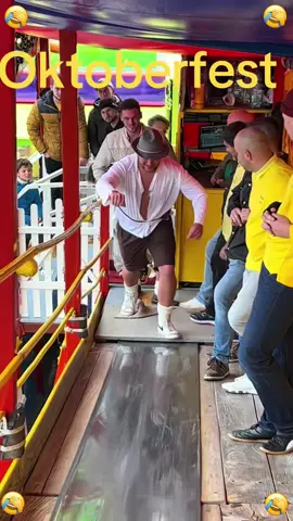 Toboggan auf dem Oktoberfest in München 🤣 >Wer schafft es beim ersten Mal?🥹 #toboggan #oktoberfest #münchen #viral #fyp#funnyvideos 