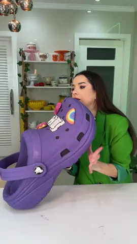 voici la femme qui transforme et mange tout sous forme de gâteau. 