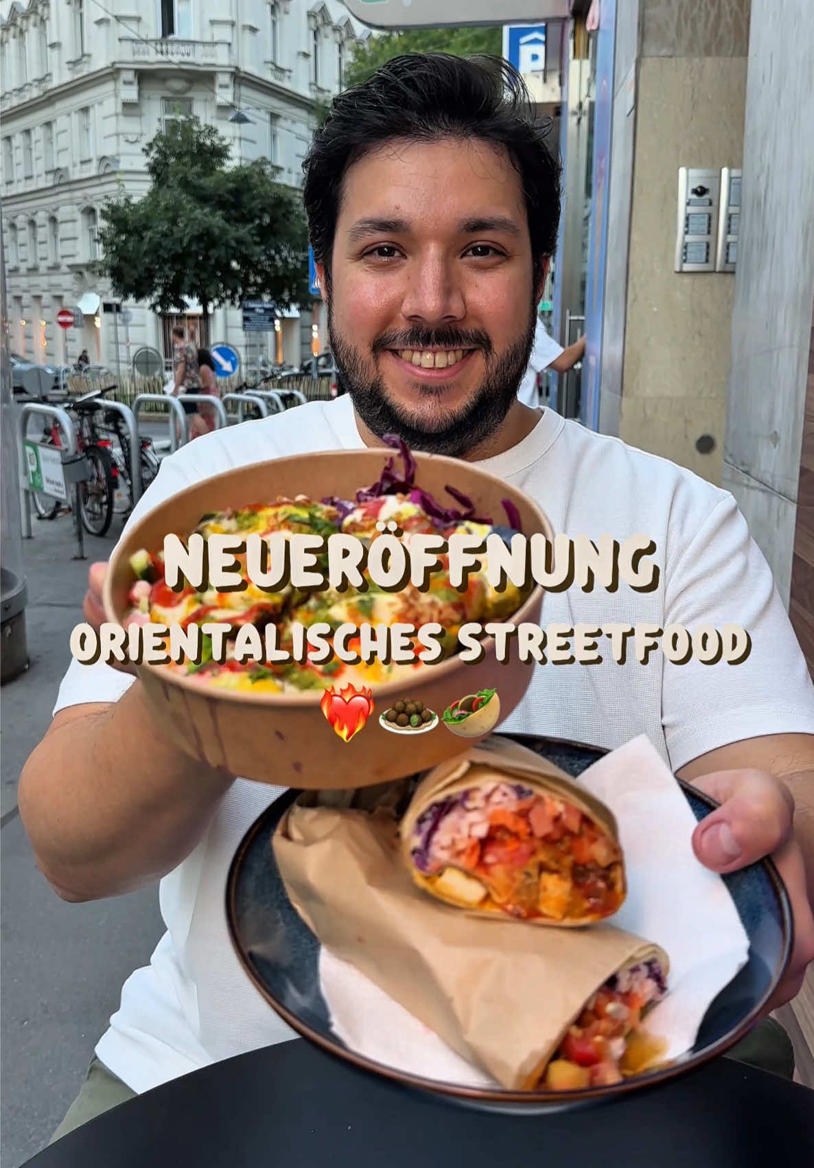 Kwiki hat neu eröffnet im ersten Bezirk ✨🥙 Es gibt Falafel, Huhn, Köfte oder Vegan Chicken als Bowl, Wrap oder Sandwich ❤️‍🔥 Die Preise liegen zwischen 7€ und 15€ 💸 Ich bin besonders großer Fan von den acht verschiedenen Hummus Sorten! Und ein großes Plus: Sie machen die Falafeln selbst und wirklich immer frisch 🧆 Für alle, die gerne etwas Neues probieren, bestellt das Falafel Ei 10/10 🥚 Schaut vorbei: 📍Kwiki – Marc-Aurel-Straße 2B, 1010 Wien *Einladung #falafel #wien #vienna #viennafood #scotchegg