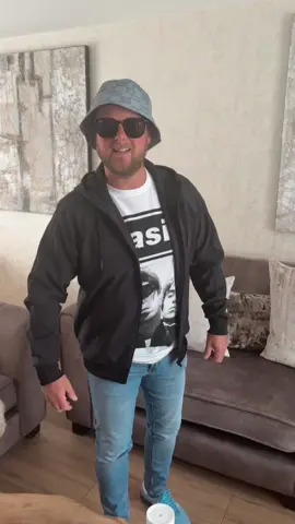 Dad thinking he’s in the 90’s🎤🎸 @Oasis @Oasis Mania Fanpage #wembley #oasis #oasisband #wonderwall #dadsoftiktok 