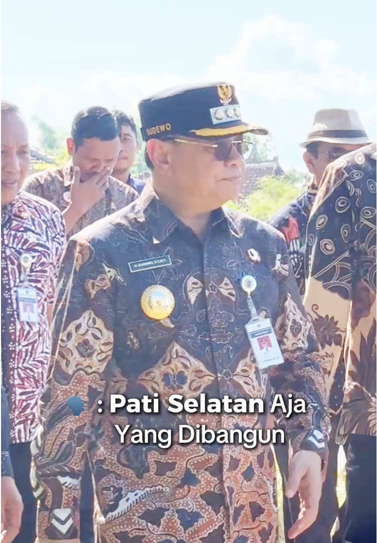 Fokus Bupati Sudewo jelas: pemerataan. Pembangunan jalan di Pati tidak hanya di satu titik, tapi menyebar ke berbagai wilayah. Kemajuan bersama, kesejahteraan bersama. 🌿🚧 #bupatipati #pati #sudewo #fyp #viral 