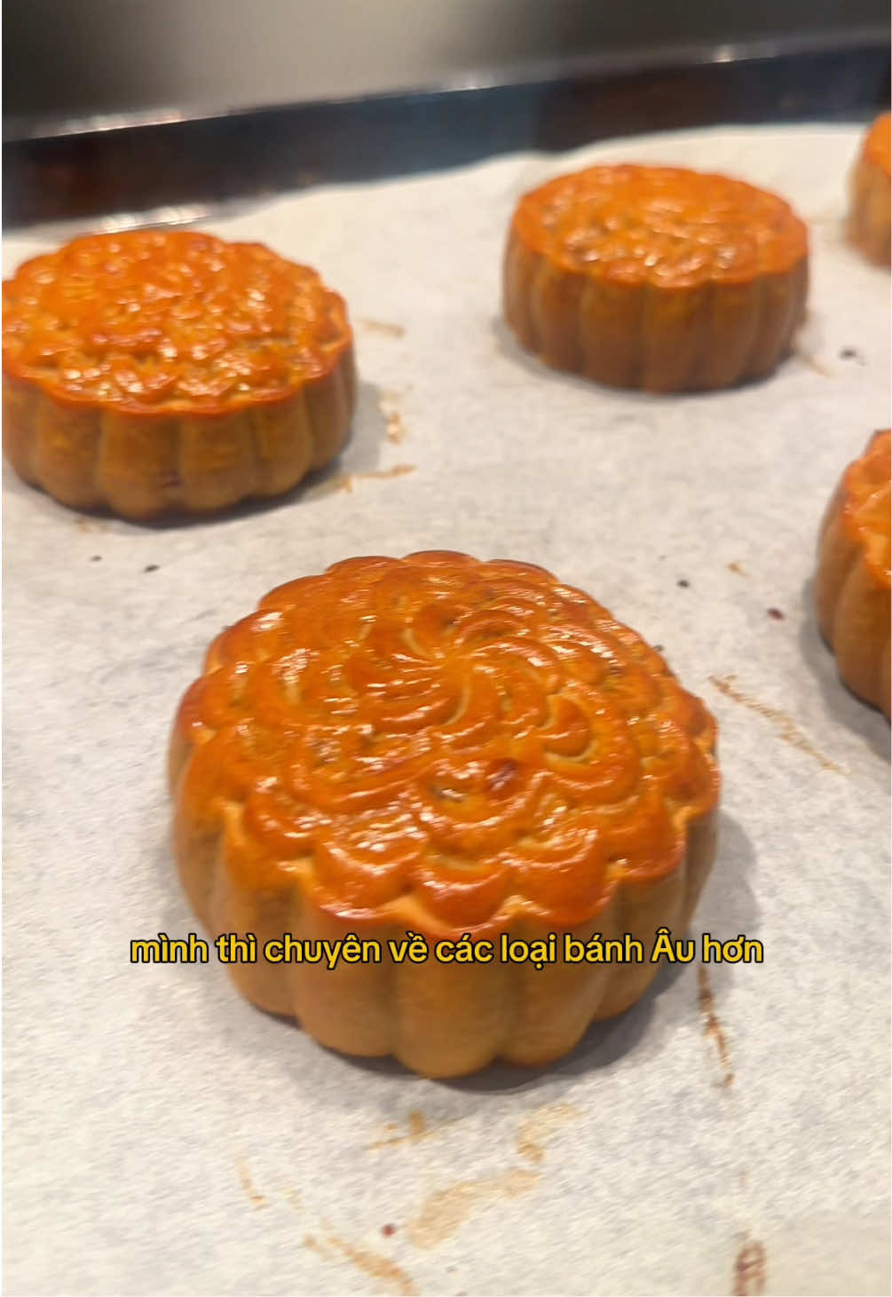 Trung thu sẽ ý nghĩa hơn nếu bạn tự tay làm bánh để thưởng thức cùng người thân vào ngày trăng rằm #banhtrungthu #banhnuong #duongskitchen 
