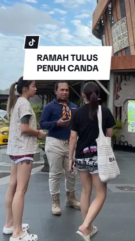 Dengan setiap sapaan ramah dan candaan ringan, Ocy selalu berhasil bikin pengalaman jadi lebih hangat dan berkesan ✨ #thekeranjangbali #oleholehbali #oleholehkhasbali #bali #bestservice